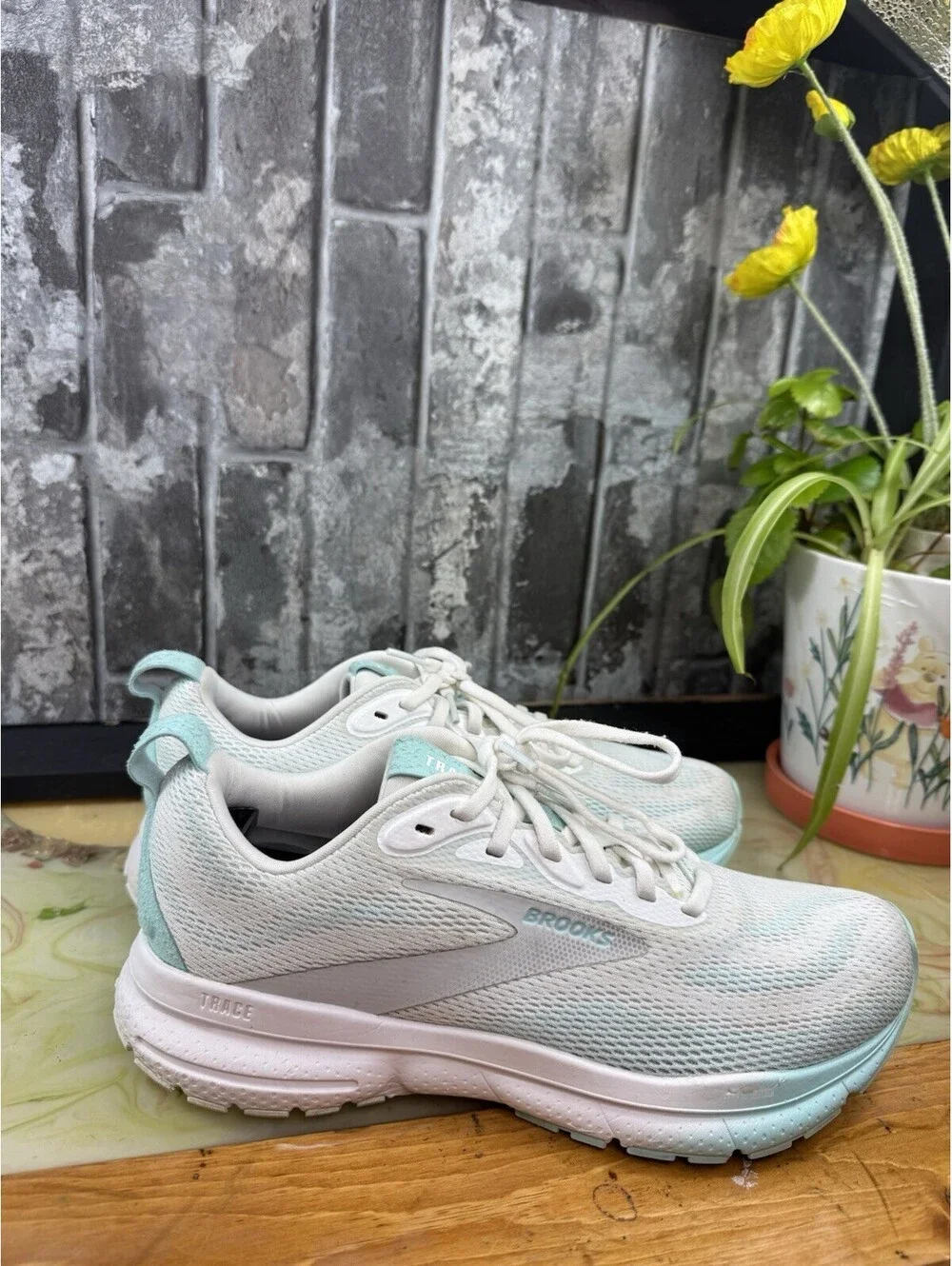 Brooks Trace 4 White/Light Blue Solid Low Top Lace-Up WomenSneaker Mesh